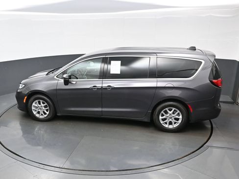 Used 2023 Chrysler Pacifica Touring-L FWD image 38
