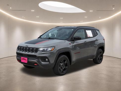 Used 2023 Jeep Compass Trailhawk AWD/4WD image 3