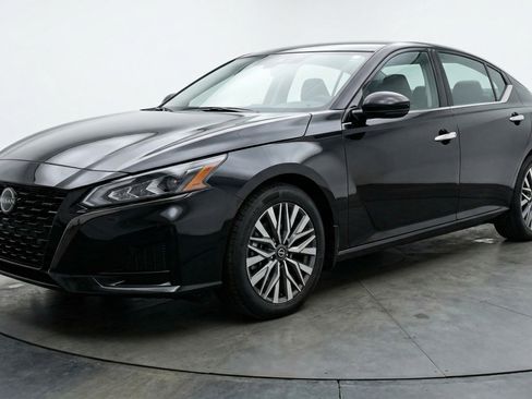 Used 2025 Nissan Altima 2.5 SV image 3