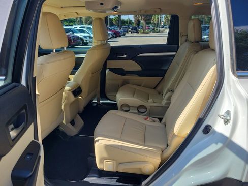 Used 2019 Toyota Highlander XLE FWD image 11