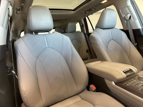 Used 2021 Toyota Highlander Platinum AWD/4WD image 17