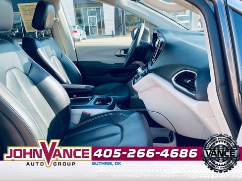 Used 2023 Chrysler Pacifica Touring-L image 13