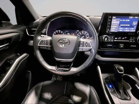 Used 2022 Toyota Highlander XSE FWD image 5