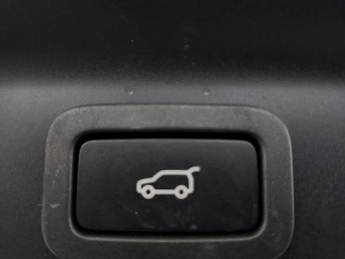 Used 2020 Jaguar F-PACE Premium image 25