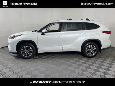 Used 2023 Toyota Highlander XLE image 2