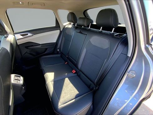 Certified 2025 Volkswagen Taos SE image 25