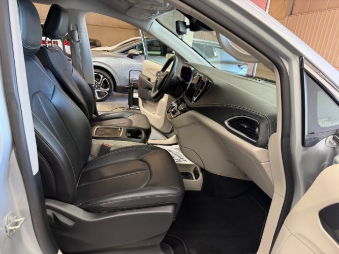 Used 2024 Chrysler Pacifica Limited FWD image 32