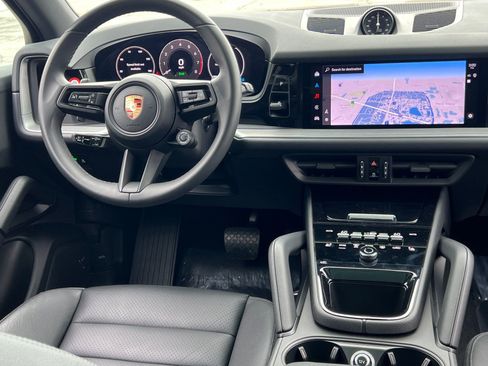 Certified 2024 Porsche Cayenne w/ Premium Package AWD/4WD image 15
