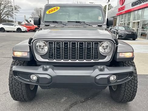Used 2025 Jeep Gladiator Sport image 8