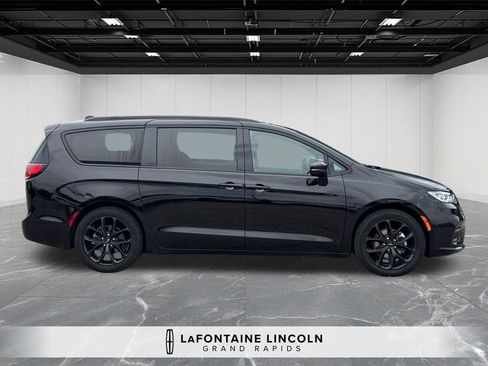Used 2025 Chrysler Pacifica Limited FWD image 6