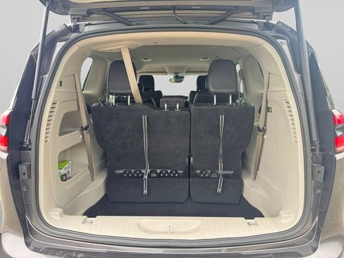 Used 2023 Chrysler Pacifica Touring-L FWD image 19