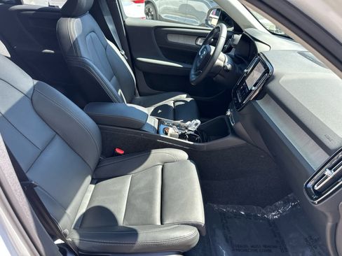 Used 2025 Volvo XC40 B5 Ultra AWD/4WD image 39