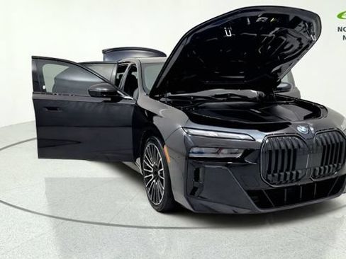 Used 2025 BMW i7 xDrive60 w/ Executive Package RWD image 12