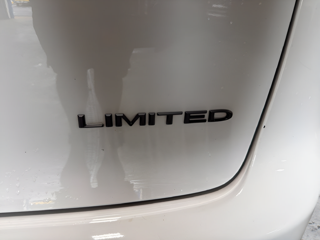 Used 2025 Chrysler Pacifica Limited FWD image 33