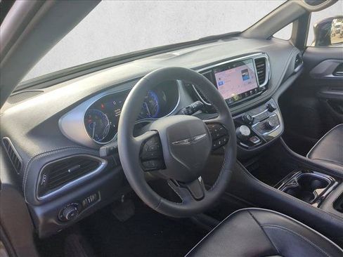 Used 2025 Chrysler Pacifica Limited FWD image 10