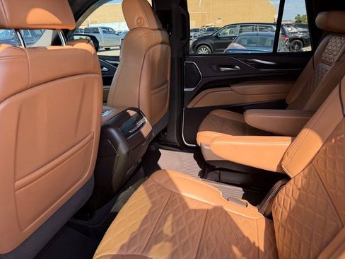 Used 2024 Cadillac Escalade Premium Luxury AWD/4WD image 20