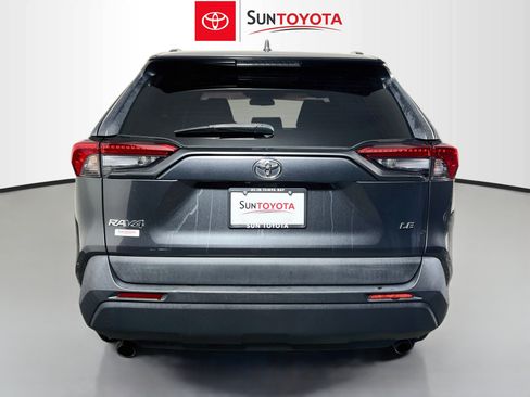 Used 2021 Toyota RAV4 LE FWD image 5