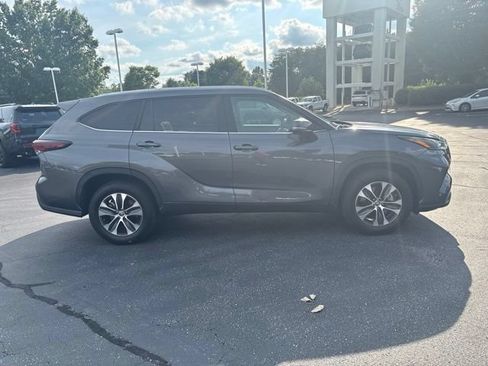 Used 2024 Toyota Highlander XLE FWD image 7
