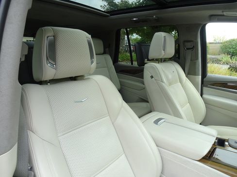 Used 2023 Cadillac Escalade Sport Platinum image 28