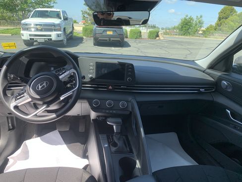 Used 2025 Hyundai Elantra SE FWD image 14