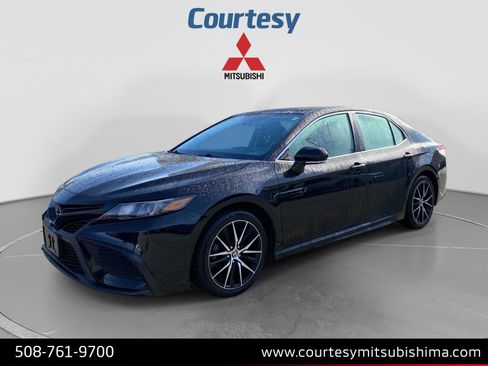 Used 2022 Toyota Camry SE w/ Cold Weather Package AWD/4WD image 1