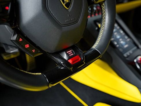 Used 2020 Lamborghini Huracan EVO image 31