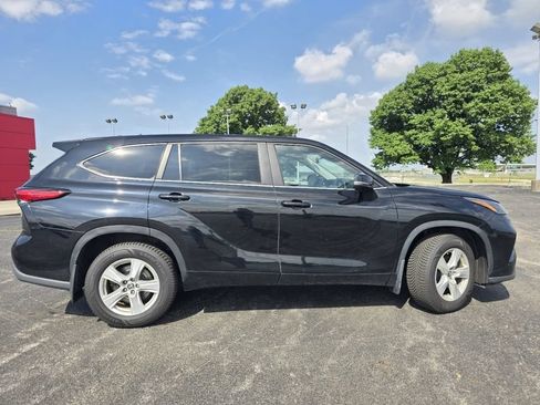 Used 2023 Toyota Highlander LE AWD/4WD image 16