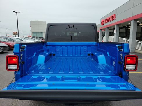 Used 2022 Jeep Gladiator Sport AWD/4WD image 8