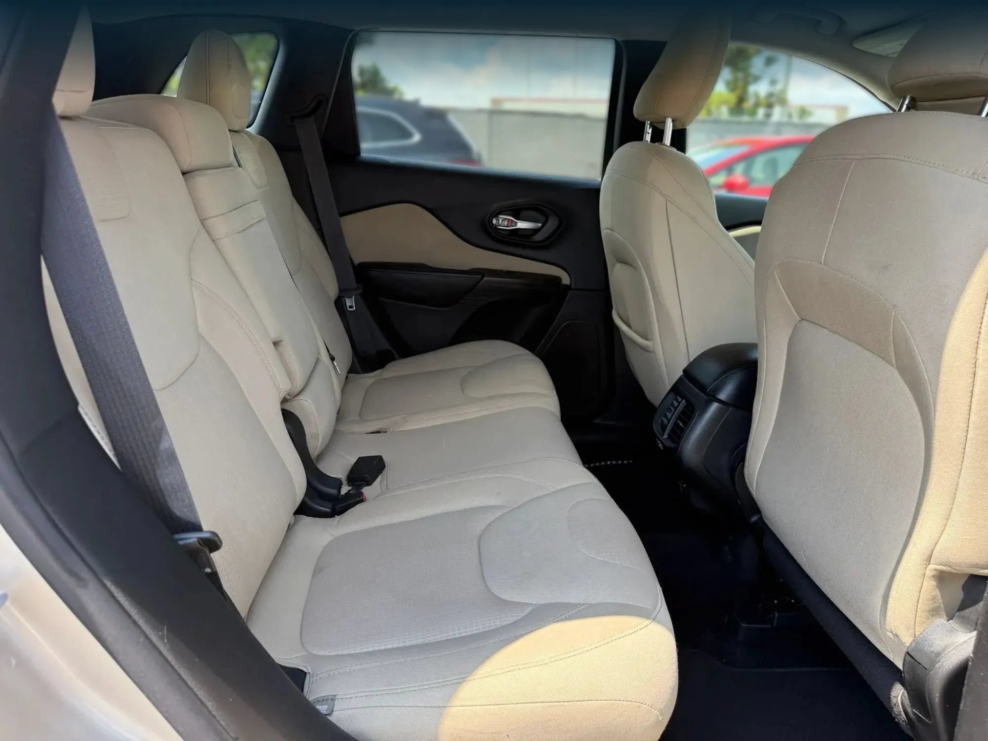Used 2015 Jeep Cherokee Latitude w/ Comfort/Convenience Group FWD image 20