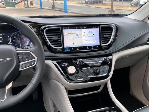 Used 2023 Chrysler Pacifica Limited image 7