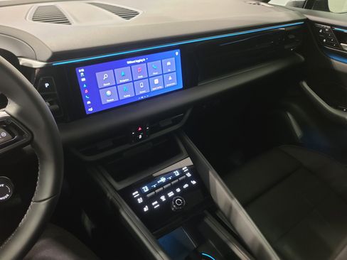 New 2026 Porsche Macan Electric RWD image 20
