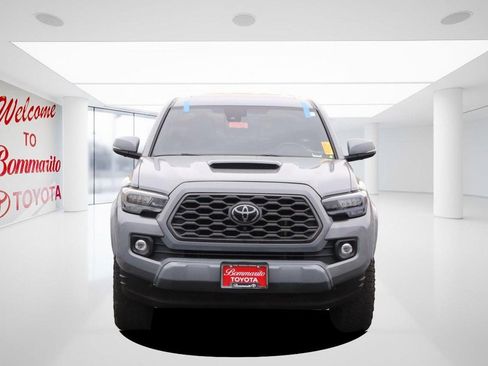 Used 2021 Toyota Tacoma TRD Sport w/ TRD Premium Sport Package AWD/4WD image 4