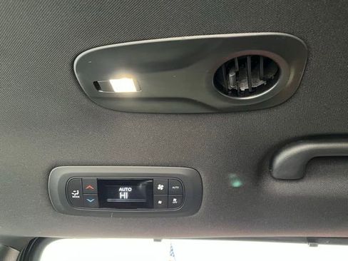 Used 2025 Chrysler Pacifica Select FWD image 23
