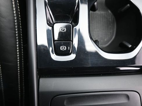 Used 2019 Volvo XC40 T5 R-Design image 38