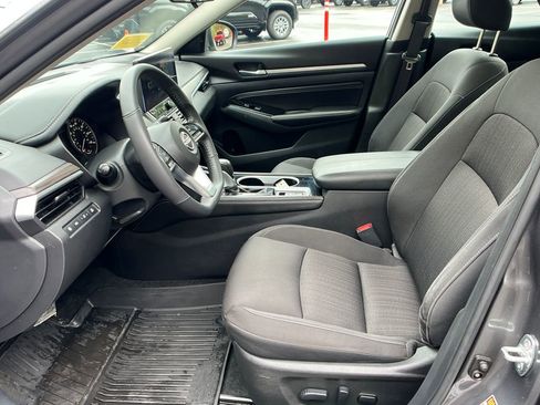 Used 2023 Nissan Altima 2.5 SV w/ SV Premium Package FWD image 9