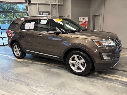 Used 2016 Ford Explorer XLT w/ Equipment Group 202A AWD/4WD image 28
