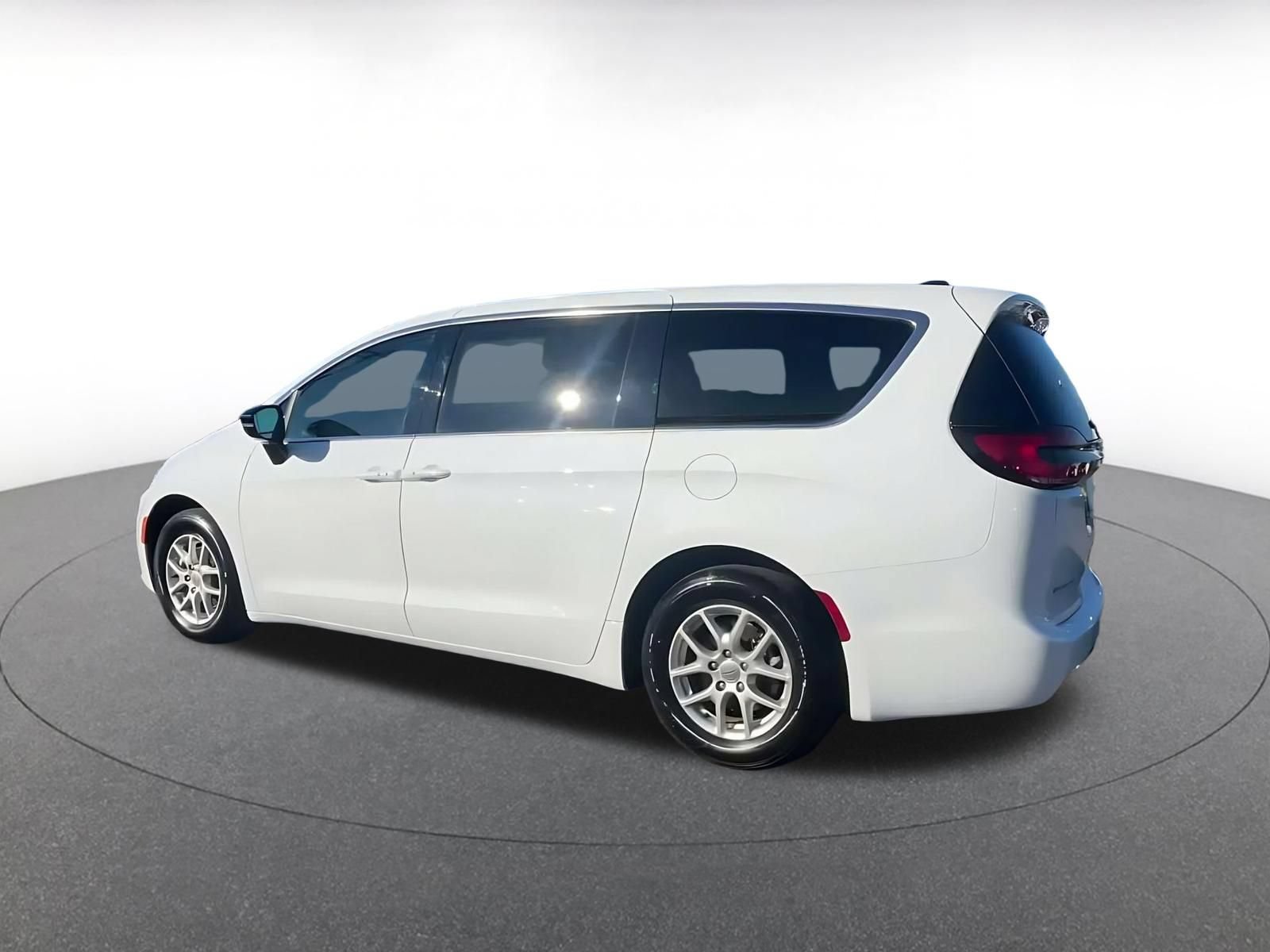 Used 2024 Chrysler Pacifica Touring-L FWD image 9