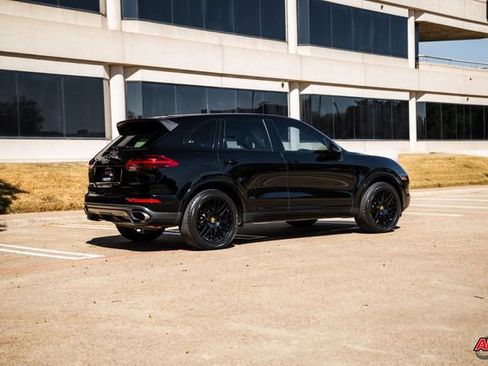 Used 2018 Porsche Cayenne Platinum Edition image 39