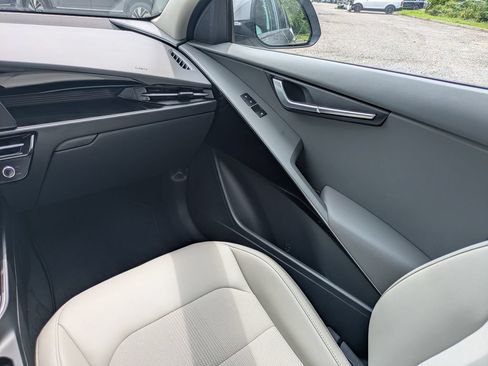 Used 2025 Kia Niro EX FWD image 17