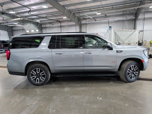 Used 2023 GMC Yukon XL AT4 AWD/4WD image 2