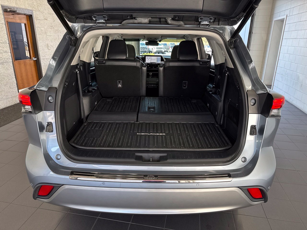 Certified 2021 Toyota Highlander Platinum AWD/4WD image 9