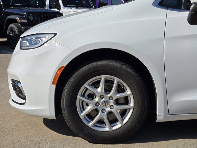 Certified 2023 Chrysler Pacifica Touring-L FWD image 8