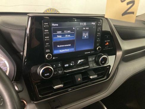 Used 2022 Toyota Highlander LE image 2