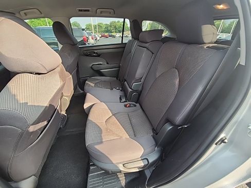 Used 2024 Toyota Highlander LE image 16