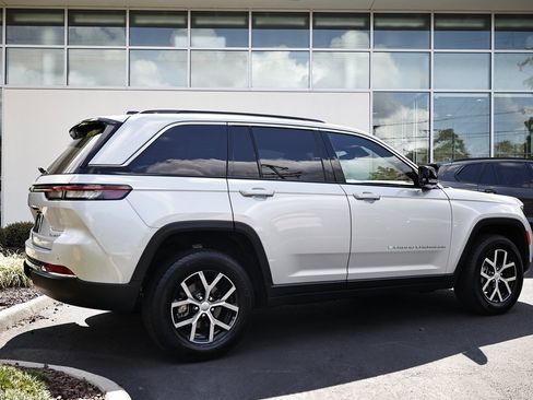 Used 2025 Jeep Grand Cherokee Limited w/ Luxury Tech Group II image 4