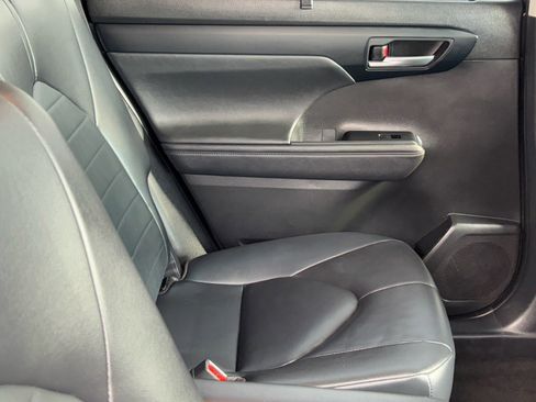 Certified 2023 Toyota Highlander XLE image 14