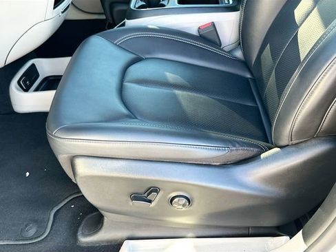 Used 2024 Chrysler Pacifica Touring-L image 18