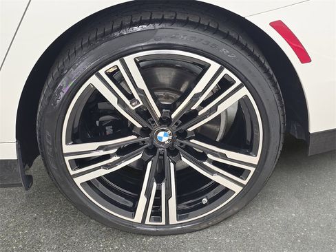 Used 2023 BMW i7 xDrive60 w/ Parking Assistance Package image 33