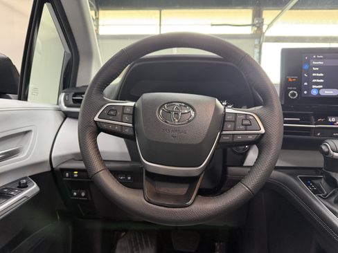 Used 2026 Toyota Sienna XLE FWD image 14