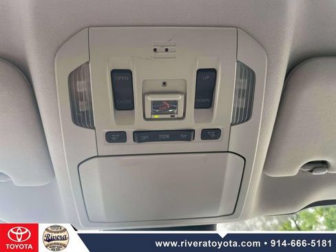 Used 2023 Toyota Highlander XLE AWD/4WD image 29